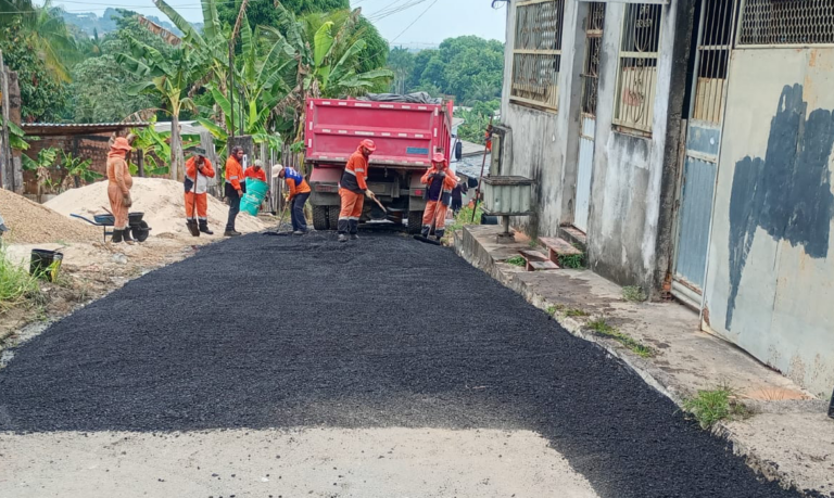 Rua Val Paraíso, no Tarumã, recebe nova frente de manutenção asfáltica em Manaus