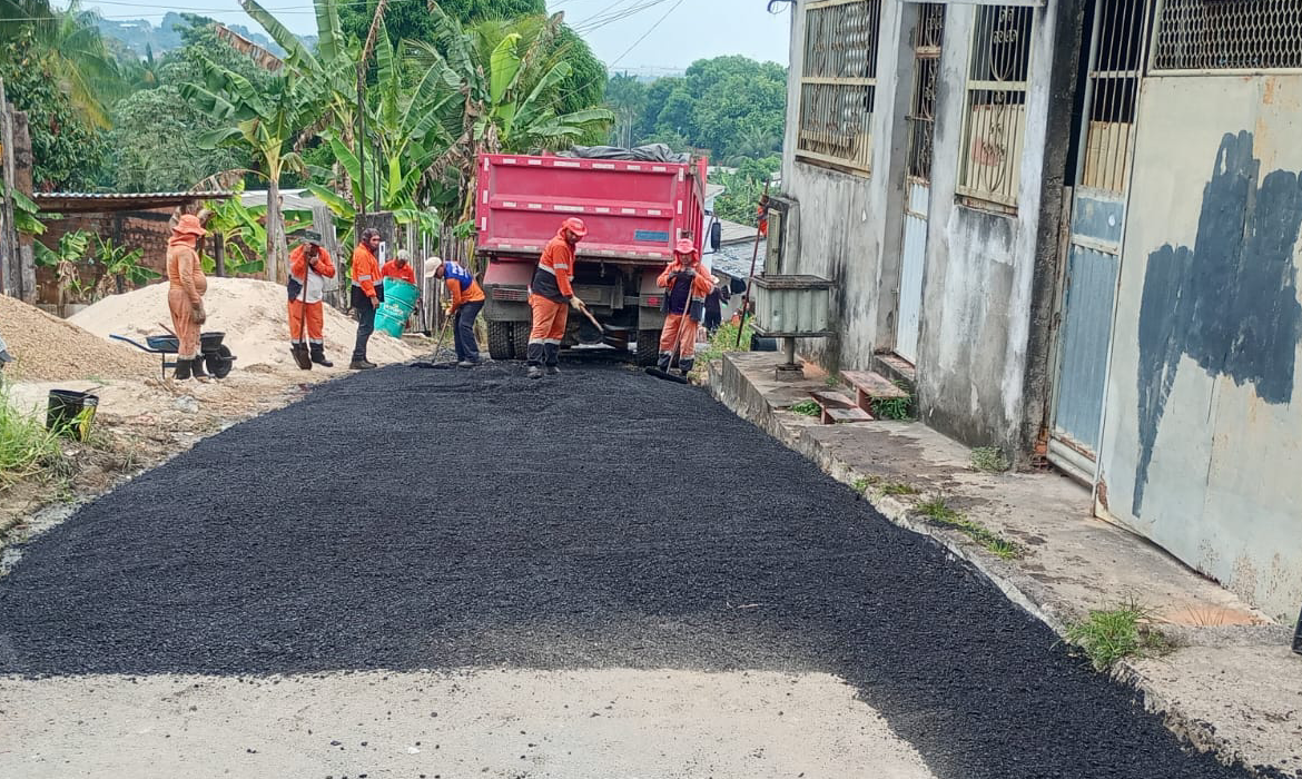 Rua Val Paraíso, no Tarumã, recebe nova frente de manutenção asfáltica em Manaus