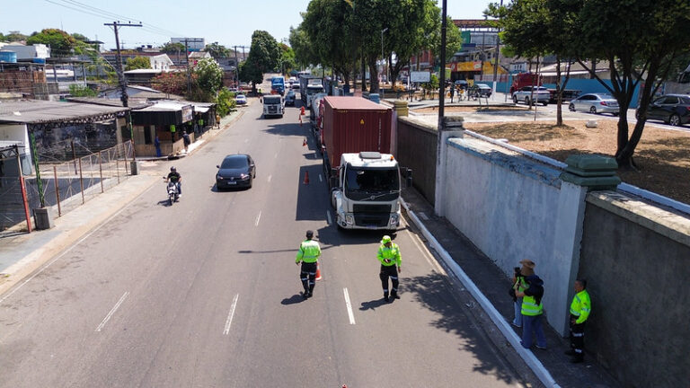 Fiscalização de caminhões no Japiim resulta em 34 autuações e duas remoções