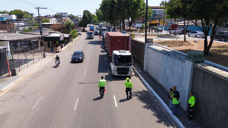 Fiscalização de caminhões no Japiim resulta em 34 autuações e duas remoções