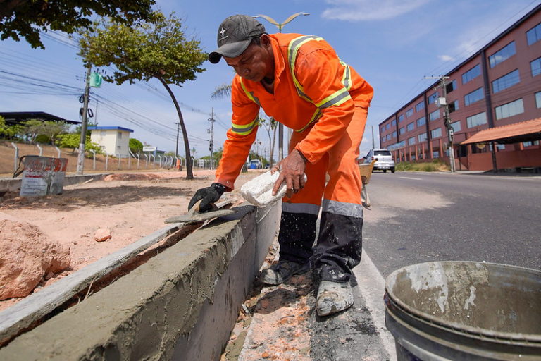 Manaus reforça segurança no trânsito com revitalização do canteiro da avenida Max Teixeira