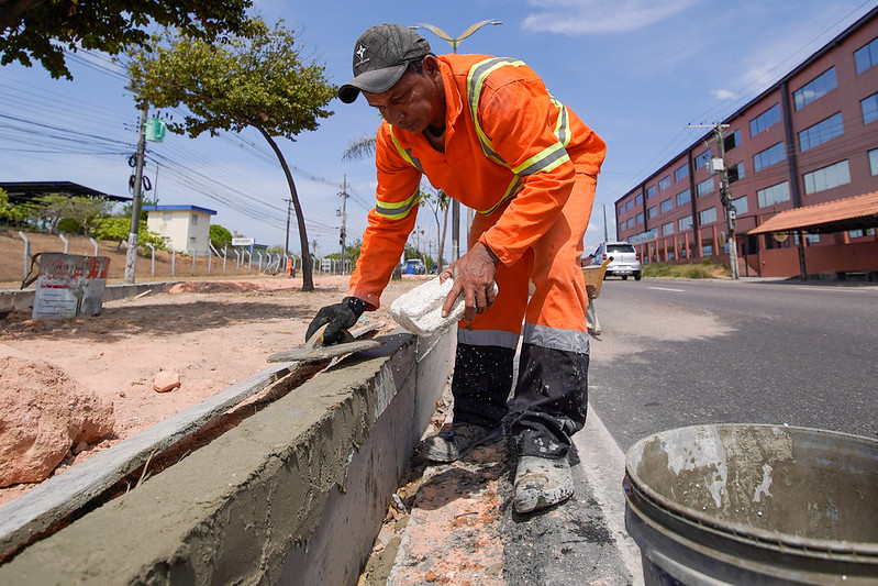 Manaus reforça segurança no trânsito com revitalização do canteiro da avenida Max Teixeira