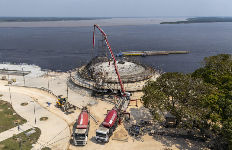 Obra de Oscar Niemeyer no Encontro das Águas inicia concretagem de estruturas que representam rios Negro e Solimões