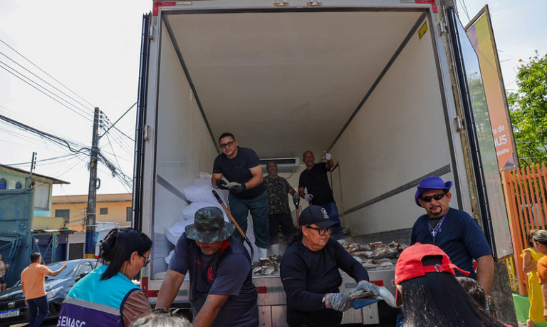 A Prefeitura de Manaus, por meio da Secretaria Municipal da Mulher, Assistência Social e Cidadania (Semasc), realizou, na manhã deste sábado (26), mais uma etapa de doação do programa “Jaraqui da Gente”, no bairro Coroado 2, zona Leste da capital. Durante a ação, foram distribuídas aproximadamente 5 toneladas de pescado, beneficiando mais de 4 mil famílias moradoras da localidade. A iniciativa integra as políticas públicas da gestão municipal voltadas ao combate à insegurança alimentar e ao fortalecimento da rede de proteção social. A ação aconteceu em frente ao Centro Municipal de Educação Infantil (Cmei) Abelhinha, localizado na rua Dom Bosco, nº 996, no Coroado 2. “Hoje, nós estamos aqui, a Prefeitura de Manaus, por meio da Semasc, garantindo o ‘Jaraqui da Gente’ para esta comunidade. O bairro do Coroado é gigante e precisa dessa atenção especial. Hoje nós estamos trazendo esse benefício para as famílias que terão o jaraqui na sua mesa, garantindo que as pessoas consigam superar a insuficiência alimentar”, afirmou a diretora de Área de Proteção Social da Semasc, Helane Moreira. A entrega foi celebrada pelos moradores beneficiados. Para Josemar do Nascimento, morador da comunidade, a distribuição do alimento chega em um momento oportuno diante do custo das refeições diárias. “Isso é uma boa atitude que vocês estão fazendo, que vai ajudar muita gente, principalmente as pessoas de baixa renda que não têm condições de comprar uma carne, que hoje está muito cara. Esse benefício é muito importante para toda a comunidade do Coroado”, ressaltou Josemar. Abdias Franco de Sena também avaliou de forma positiva a iniciativa do município durante o fim de semana. “Graças a Deus, é bem-vindo. Esse peixe chegou na hora certa, porque o pagamento da gente só sai dia 10”, declarou Abdias. ### Programa atende famílias em vulnerabilidade social A Semasc mantém o cronograma de ações itinerantes socioassistenciais para atender famílias em vulnerabilidade social cadastradas nos programas sociais de Manaus. O programa “Jaraqui da Gente” integra essas ações e leva a distribuição de pescado a diferentes comunidades da capital, ampliando o atendimento às famílias que recebem acompanhamento da rede de proteção social do município.