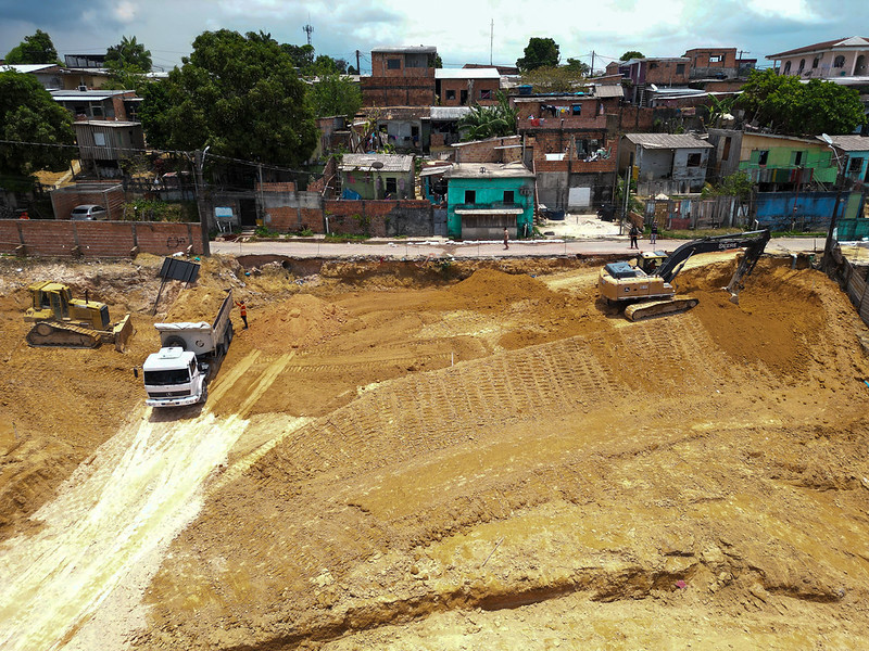 Contenção de erosão na rua Alumínio, em Manaus, chega a 75% de conclusão