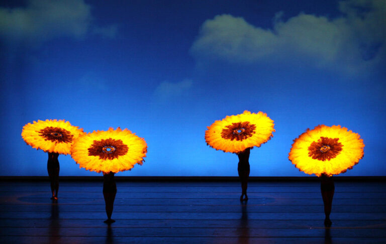 MOMIX apresenta o espetáculo BOTANICA em turnê pelo Brasil