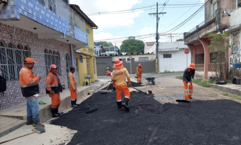 Seminf realiza recuperação asfáltica em ruas do Parque 10 de Novembro, em Manaus