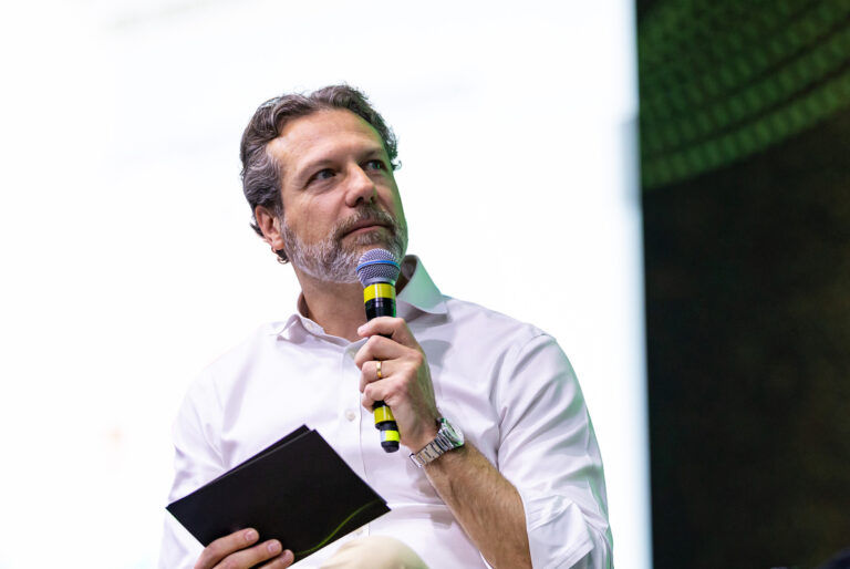 Falconi investe R$ 100 milhões em IA e tecnologia