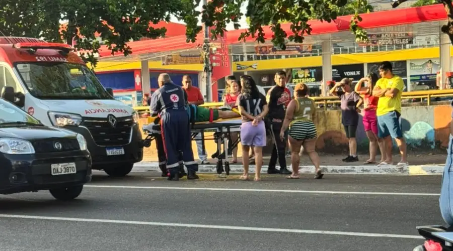Acidente entre carro, moto e pedestre deixa ferido na Avenida Brasil, em Manaus