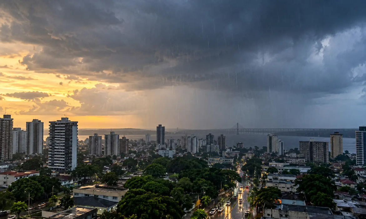 Chuva forte pode atingir Manaus nesta segunda-feira, com 75% de chance de precipitação