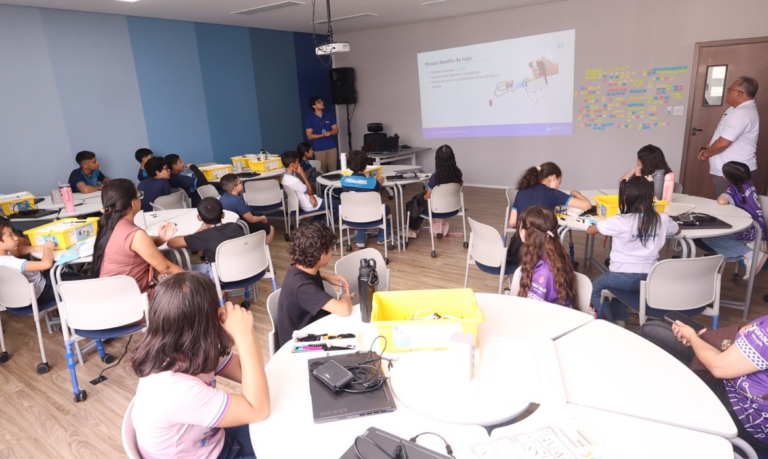 Alunos com Altas Habilidades participam de experiência em Robótica Educacional na Semed