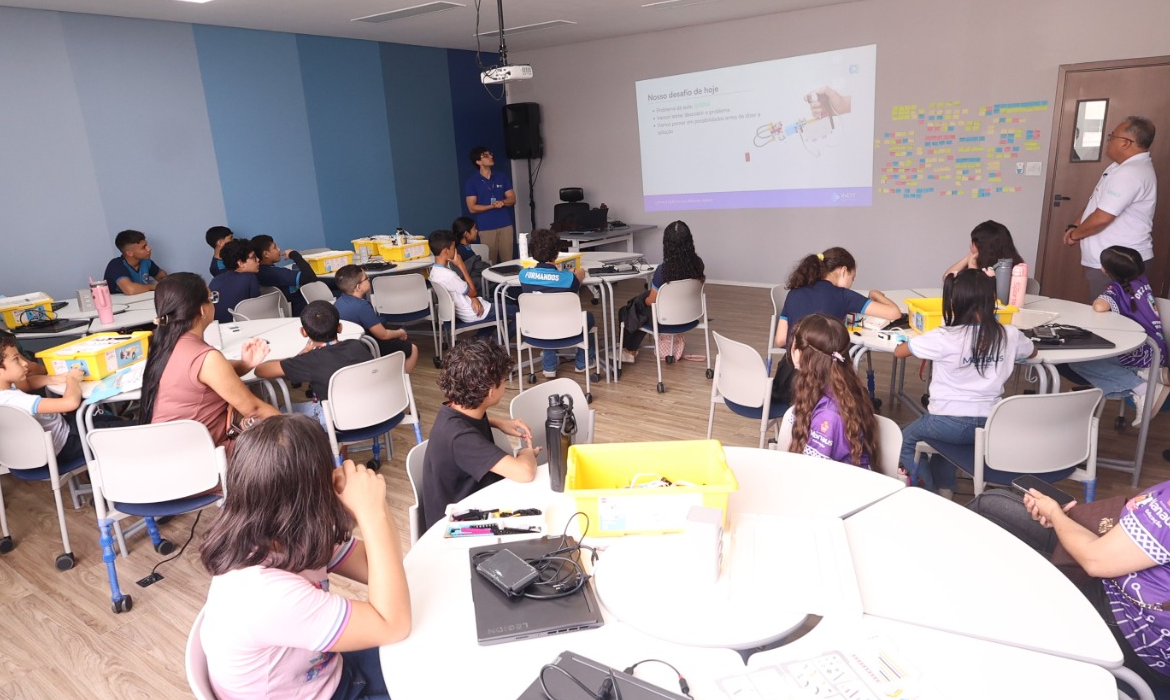 Alunos com Altas Habilidades participam de experiência em Robótica Educacional na Semed