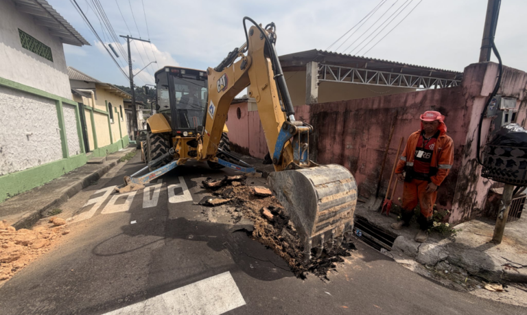 Drenagem profunda da rua B-1, no Japiim, passa por recuperação em Manaus