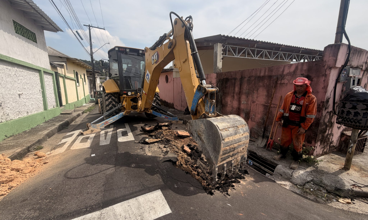 Drenagem profunda da rua B-1, no Japiim, passa por recuperação em Manaus
