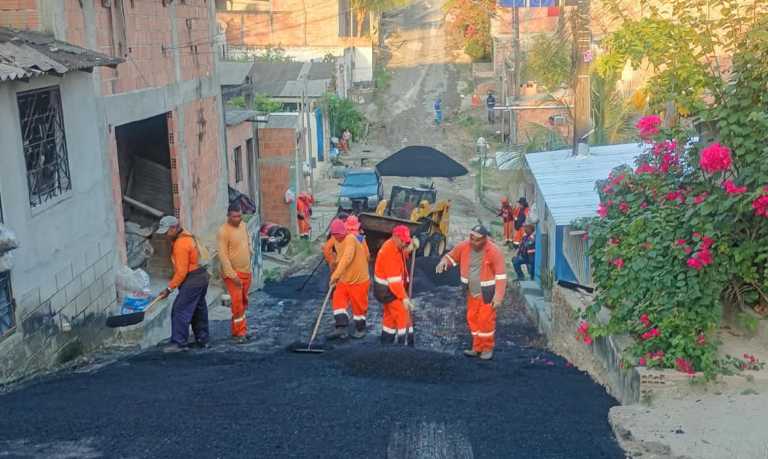 Prefeitura aplica 50 toneladas de massa asfáltica em recuperação de via no Alfredo Nascimento