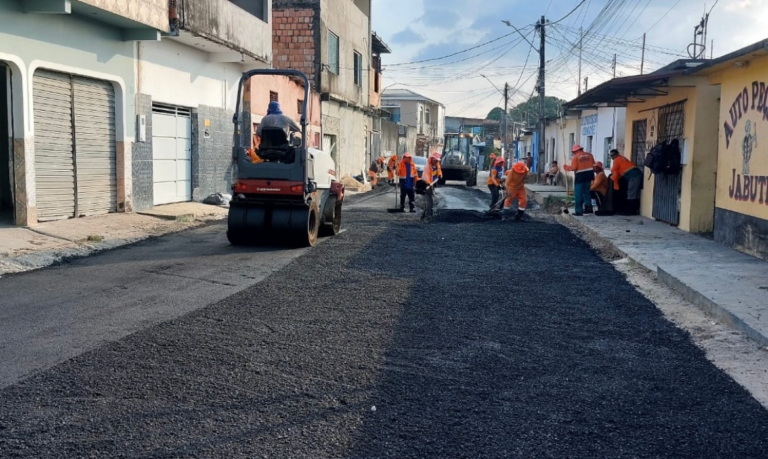 Prefeitura recupera pavimento de duas ruas no bairro Tancredo Neves