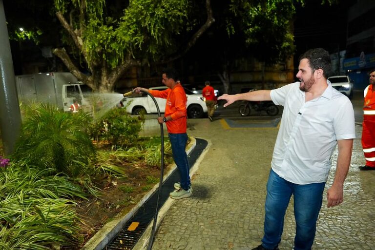 Prefeito Renato Junior amplia irrigação de árvores em Manaus durante período de calor extremo