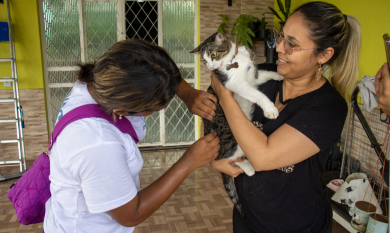 Manaus oferece vacinação contra a raiva para cães e gatos em visitas domiciliares e postos fixos