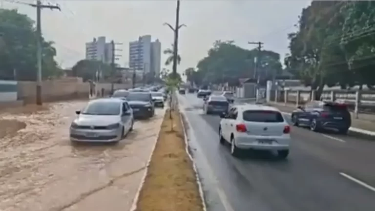 Avenida Coronel Teixeira tem trecho interditado após vazamento de tubulação em Manaus