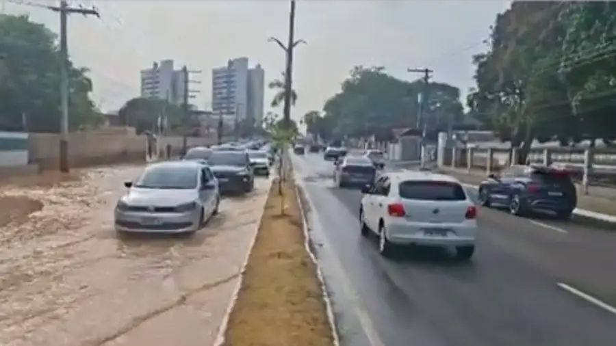 Avenida Coronel Teixeira tem trecho interditado após vazamento de tubulação em Manaus