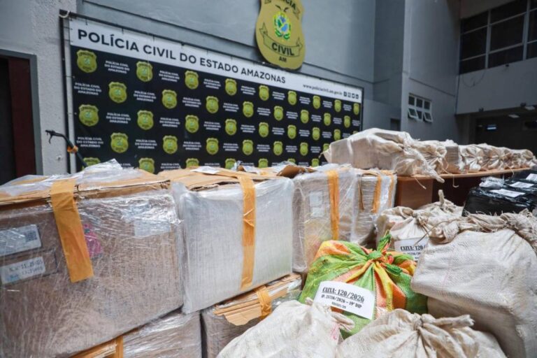 Polícia Militar do Amazonas prende dupla e apreende cerca de 2,5 toneladas de skunk na zona oeste de Manaus