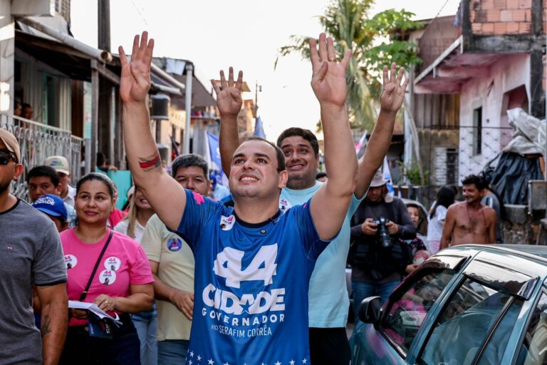 Em caminhada no Bairro da União, Roberto Cidade apresenta proposta para construção do Hospital da Mulher