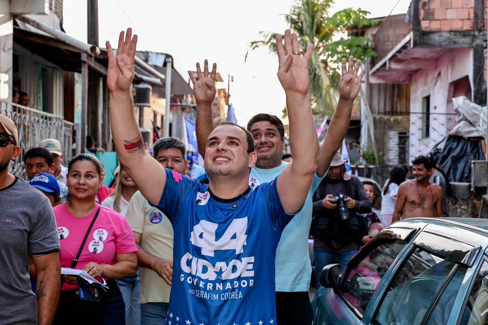 Em caminhada no Bairro da União, Roberto Cidade apresenta proposta para construção do Hospital da Mulher