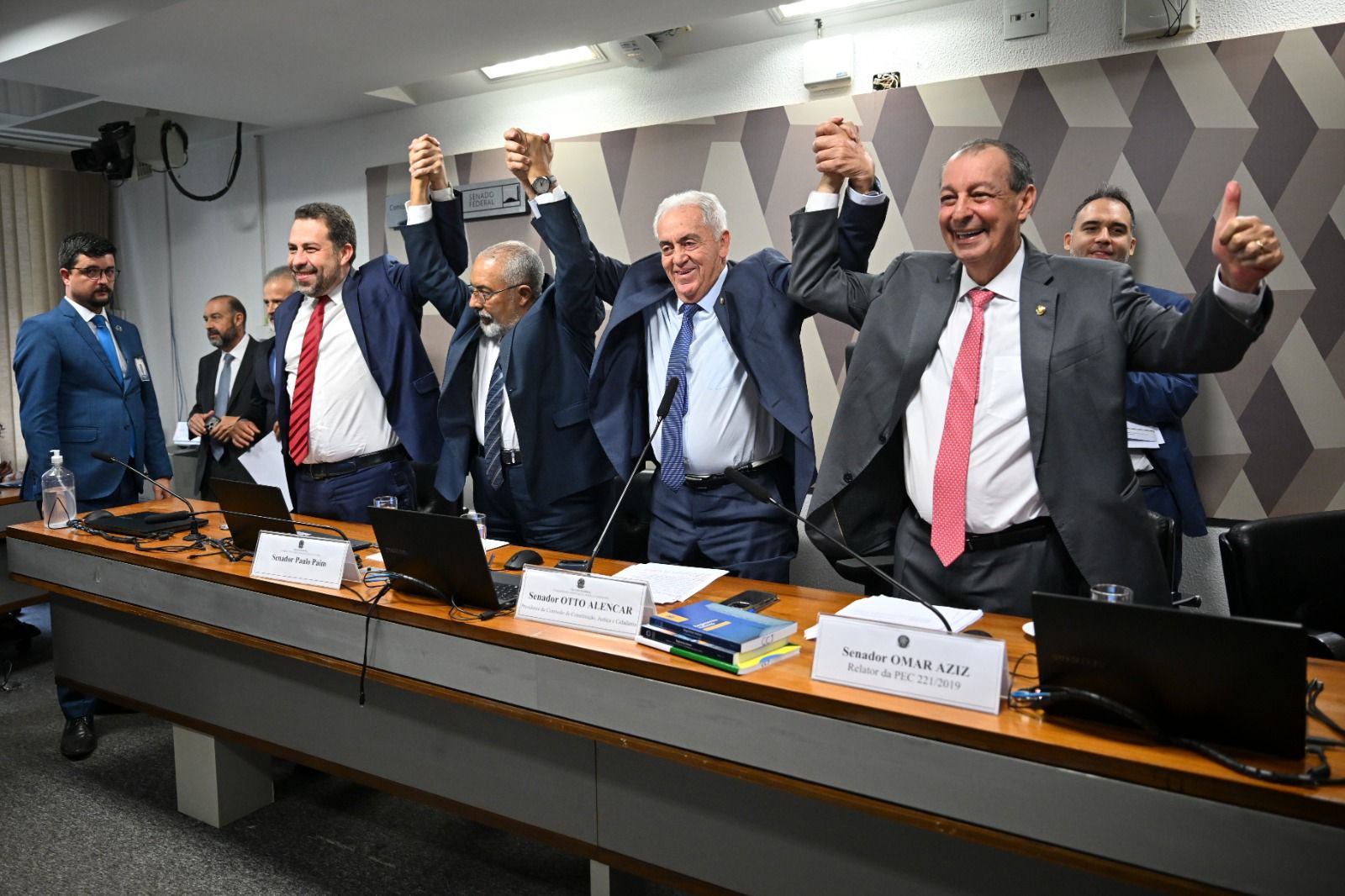 Comissão do Senado aprova projeto que reduz a jornada semanal dos trabalhadores sem redução salarial