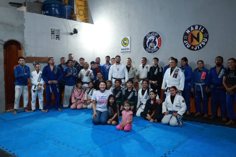 "Esporte não é gasto, é investimento", afirma Brena Dianná ao abraçar jovens lutadores de Jiu-Jitsu em Parintins