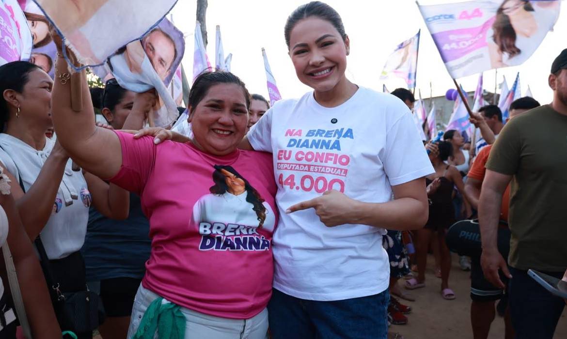 Com cartazes de homenagem e festa, moradores do Teixeirão abraçam candidatura de Brena Dianná