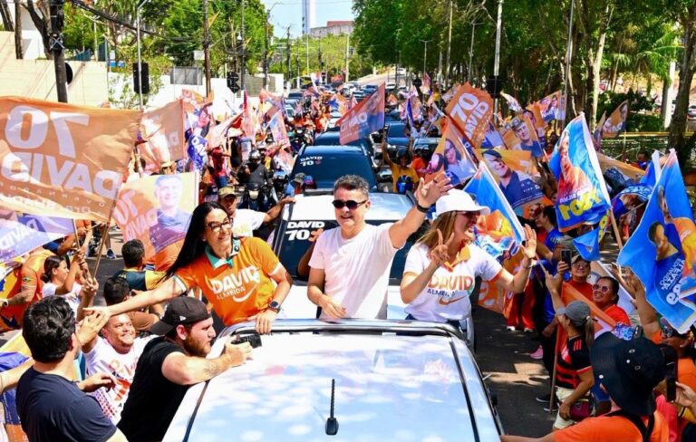 David recebe apoio da população em grande carreata pelas ruas de Manaus