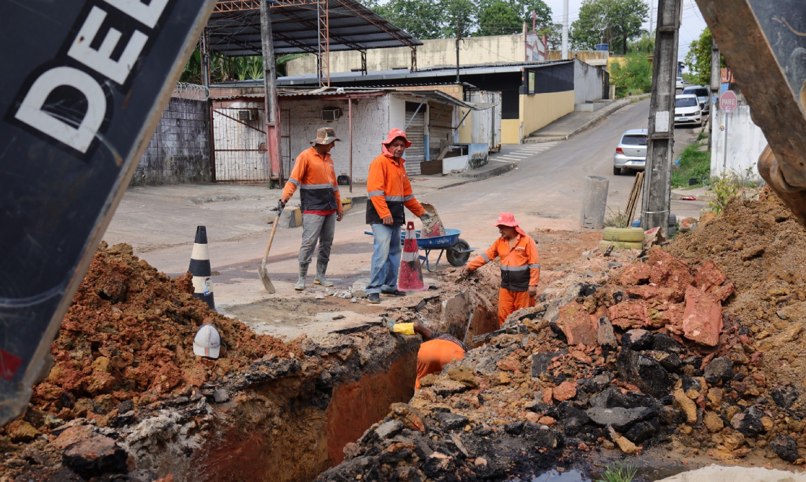 Rua Pico das Águas recebe intervenção para recuperar trecho do sistema de drenagem