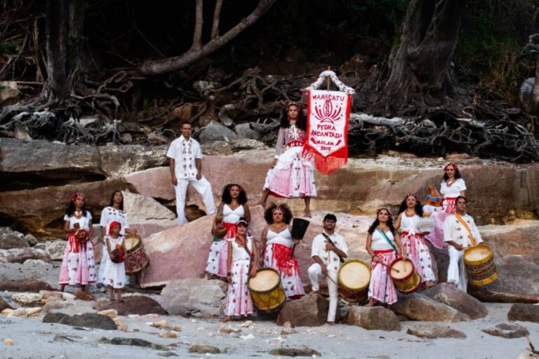 Maracatu Pedra Encantada se apresenta no Sairé 2026, em Alter do Chão