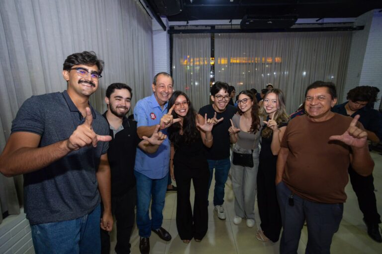 Estudantes terão estágio remunerado e cursos de IA para facilitar acesso ao primeiro emprego, propõe Omar