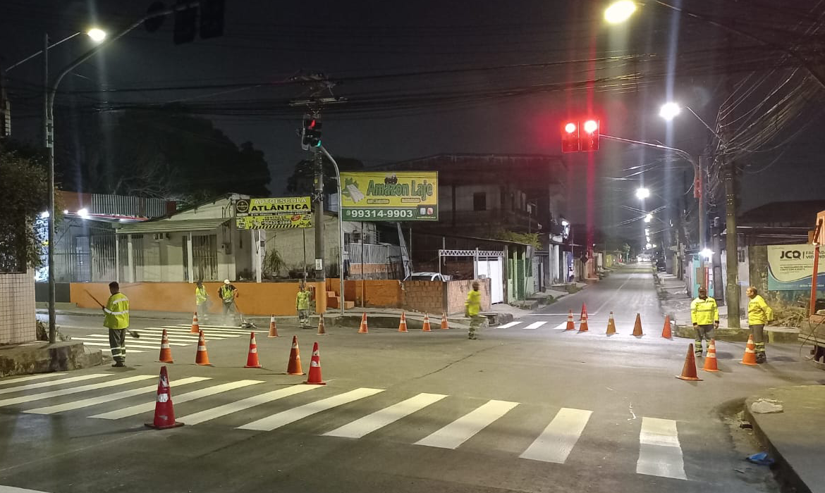 Prefeitura de Manaus amplia sinalização perto de escolas e cruzamentos para reforçar segurança viária
