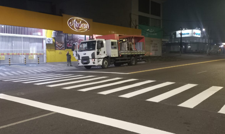 Ações de sinalização alcançaram 12 bairros e buscam melhorar a orientação de motoristas e a segurança dos pedestres.