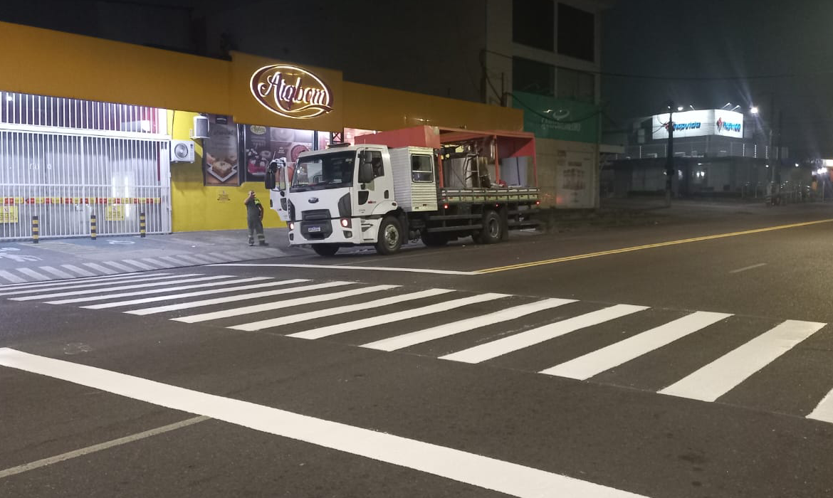 Ações de sinalização alcançaram 12 bairros e buscam melhorar a orientação de motoristas e a segurança dos pedestres.