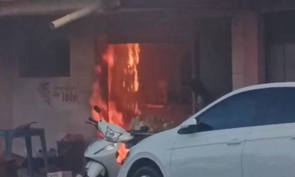 Incêndio atinge churrascaria e assusta moradores no Educandos, em Manaus