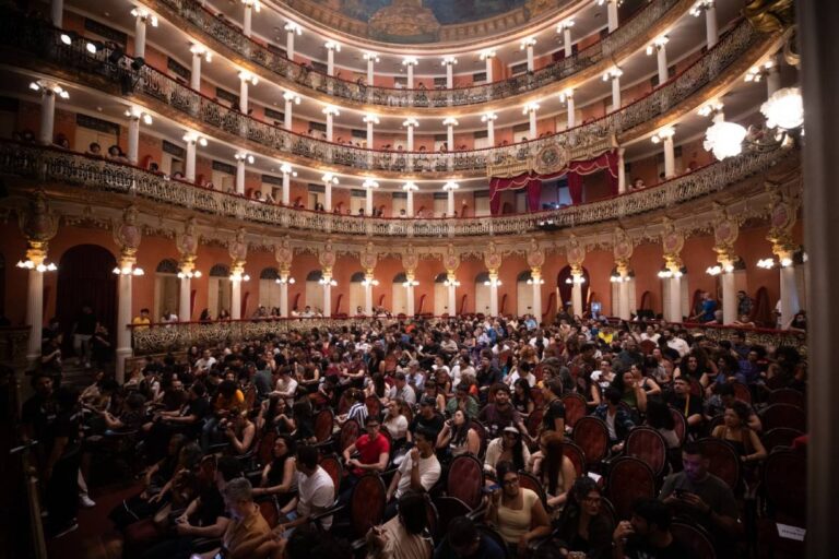 Teatro Amazonas lotado marca abertura da 8ª edição do Festival Olhar do Norte