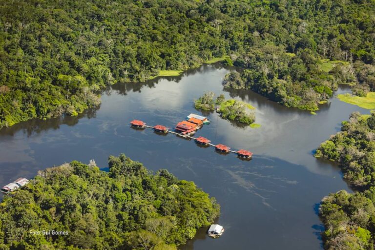 Pousada flutuante com reconhecimento internacional une comunidades tradicionais, ciência e turismo no Amazonas