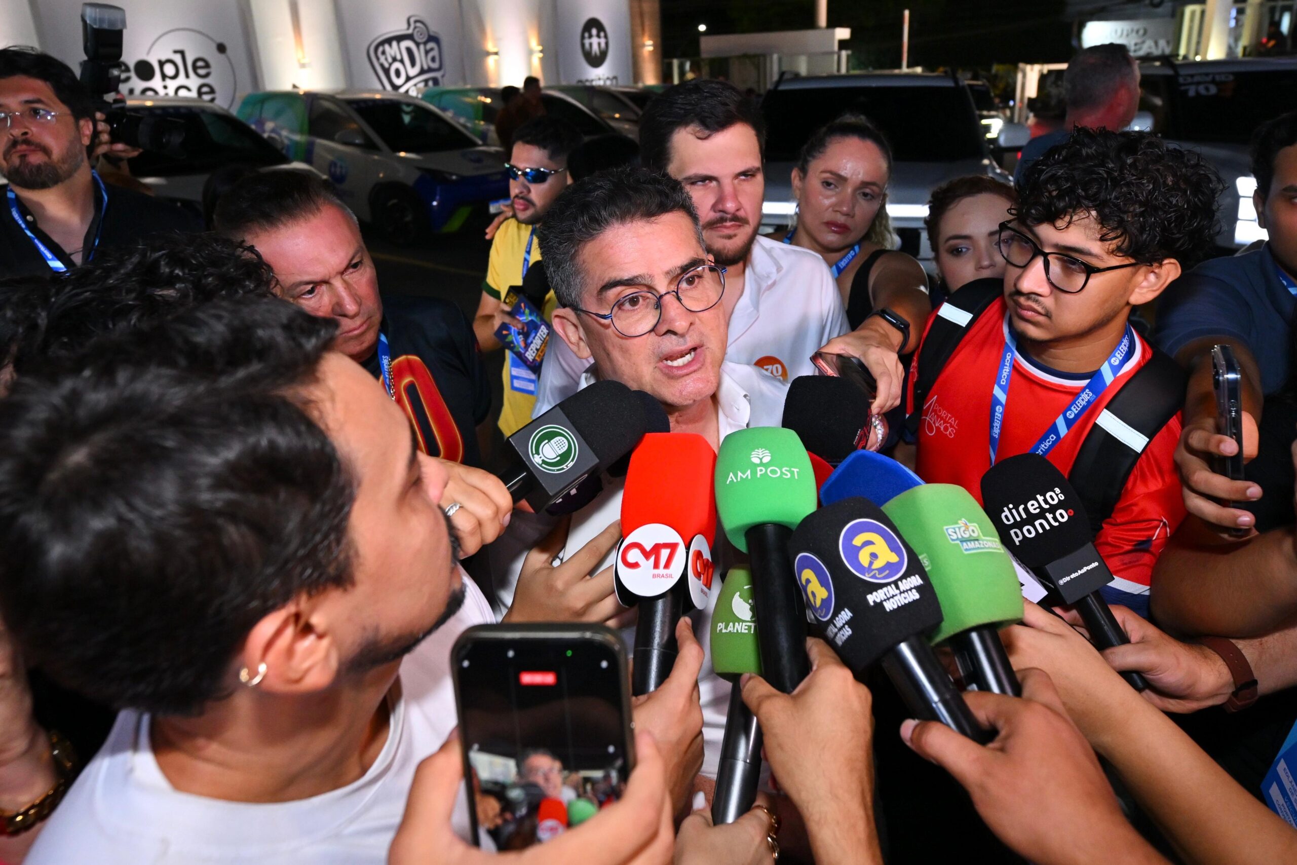 David chega à TV A Crítica e antecipa saúde, educação e segurança como prioridades no debate