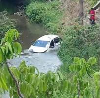 Vídeos: carro capota e despenca em igarapé na Avenida das Flores, em Manaus