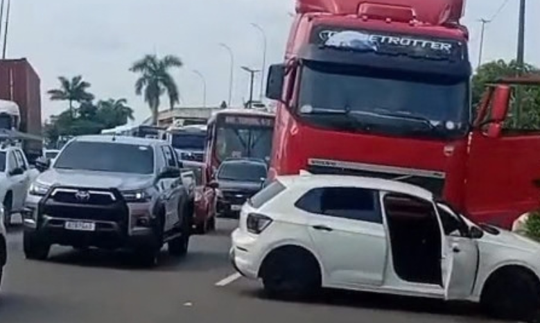 Carreta e carro se envolvem em acidente na avenida Torquato Tapajós, em Manaus
