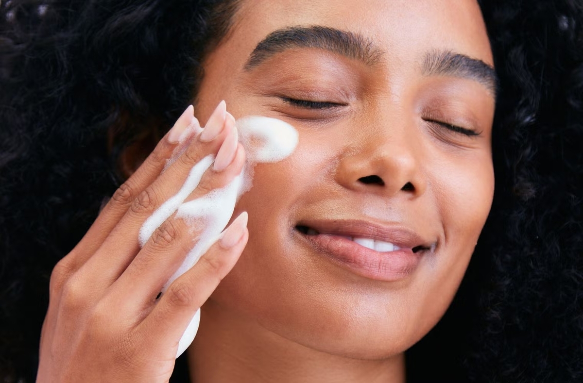 Como preparar a pele para a maquiagem durar em festivais?