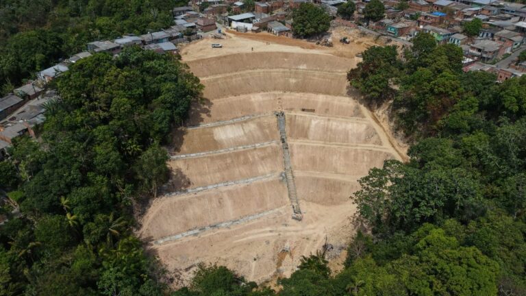 Drenagem profunda e caixa coletora já foram concluídas, enquanto canaletas e escada hidráulica chegam a 50% de execução.