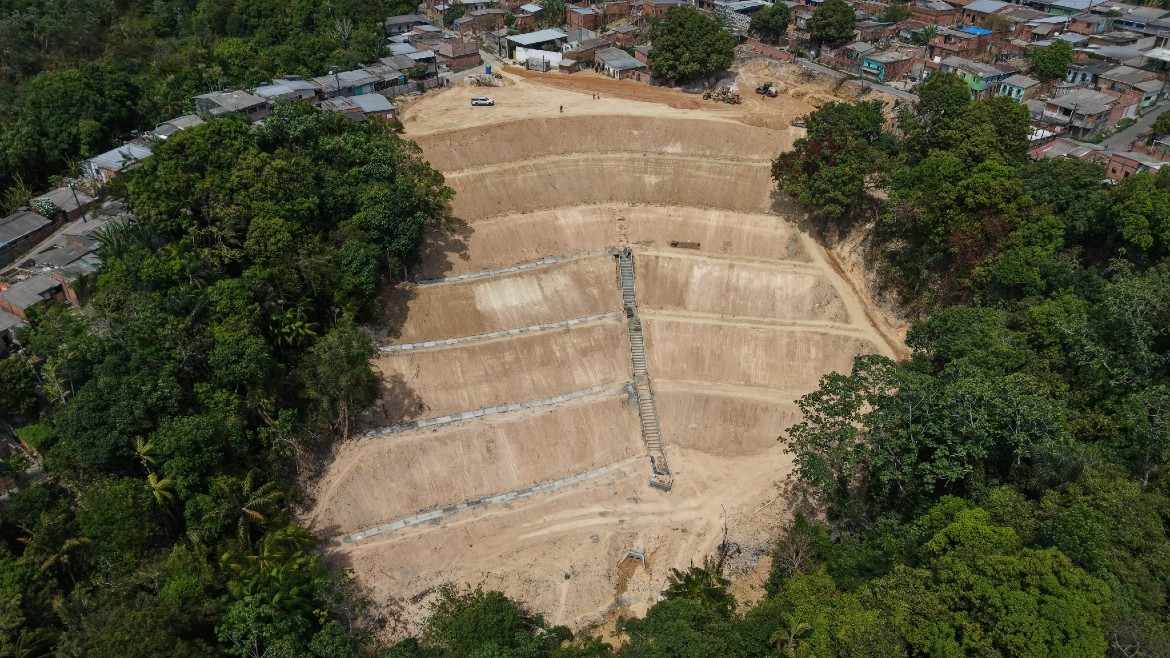Drenagem profunda e caixa coletora já foram concluídas, enquanto canaletas e escada hidráulica chegam a 50% de execução.