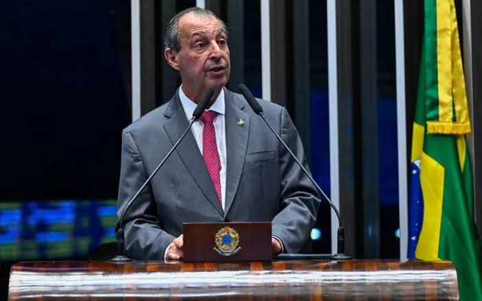 Omar Aziz passa mal devido ao calor intenso em Manaus é medicado e tem alta