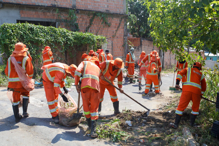 Manaus reforça serviços de limpeza urbana em bairros da zona Leste
