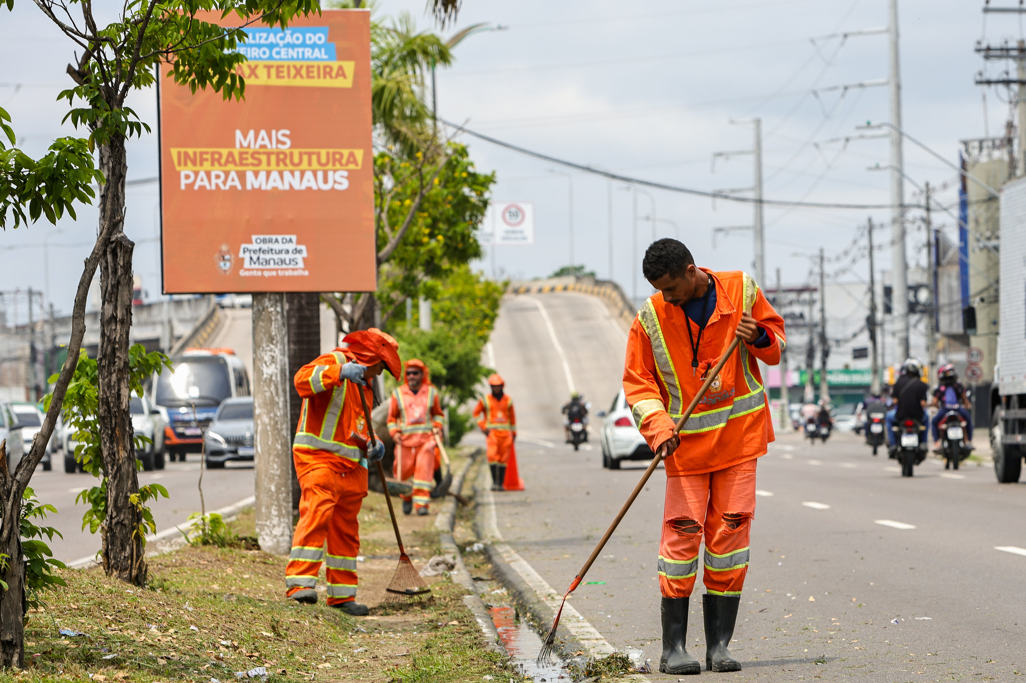 Avenida Max Teixeira recebe serviços de capinação, varrição e pintura na zona Norte de Manaus