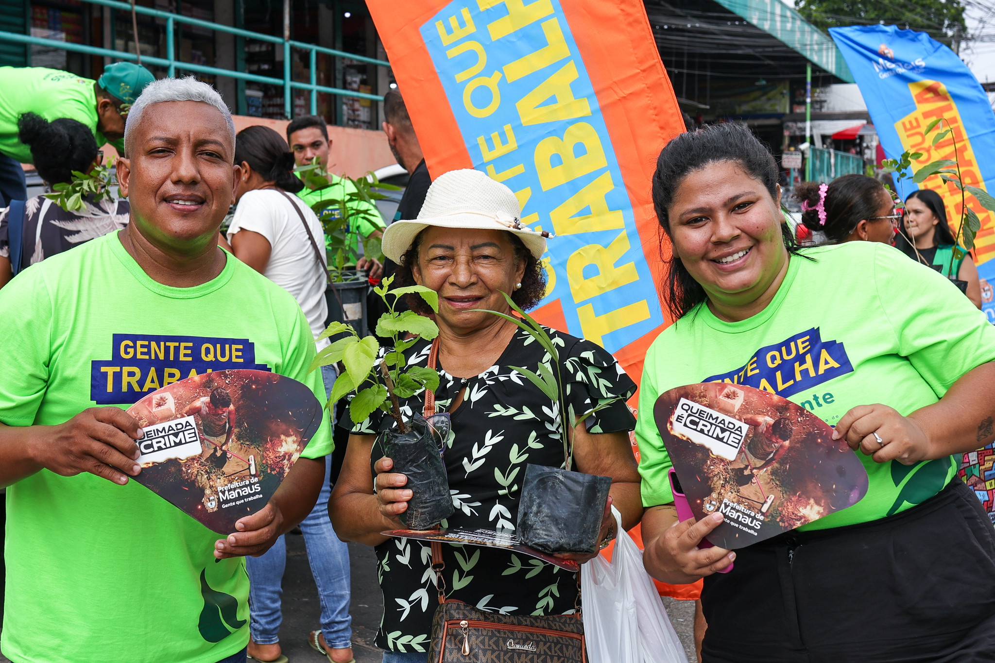 Manaus Verde: população recebe mudas para ampliar áreas verdes nas residências